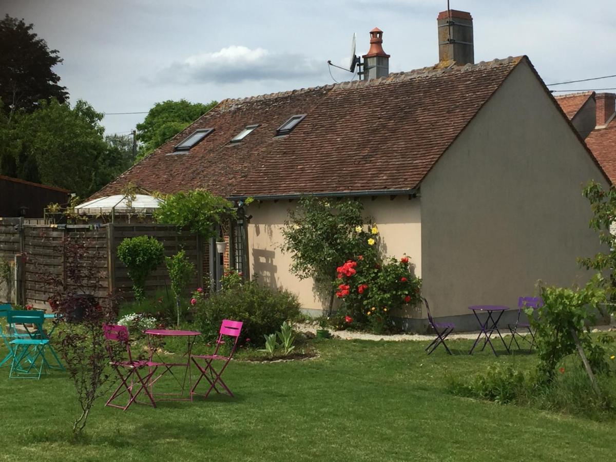 Chantilly ,Petit Dejeuner Et Table D'Hotes Possible Noyers  Exterior foto