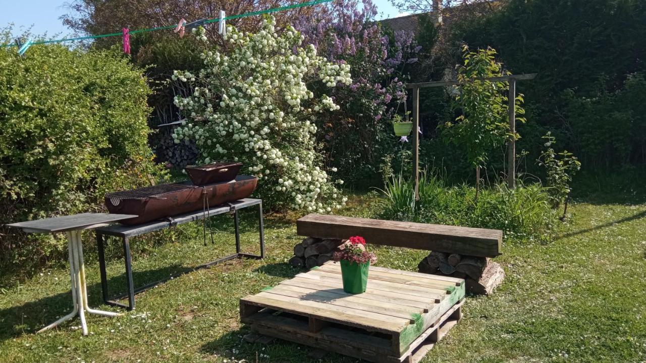 Chantilly ,Petit Dejeuner Et Table D'Hotes Possible Noyers  Exterior foto