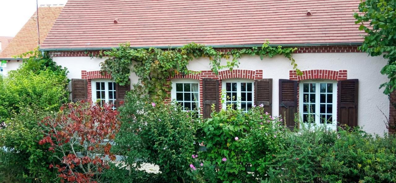 Chantilly ,Petit Dejeuner Et Table D'Hotes Possible Noyers  Exterior foto