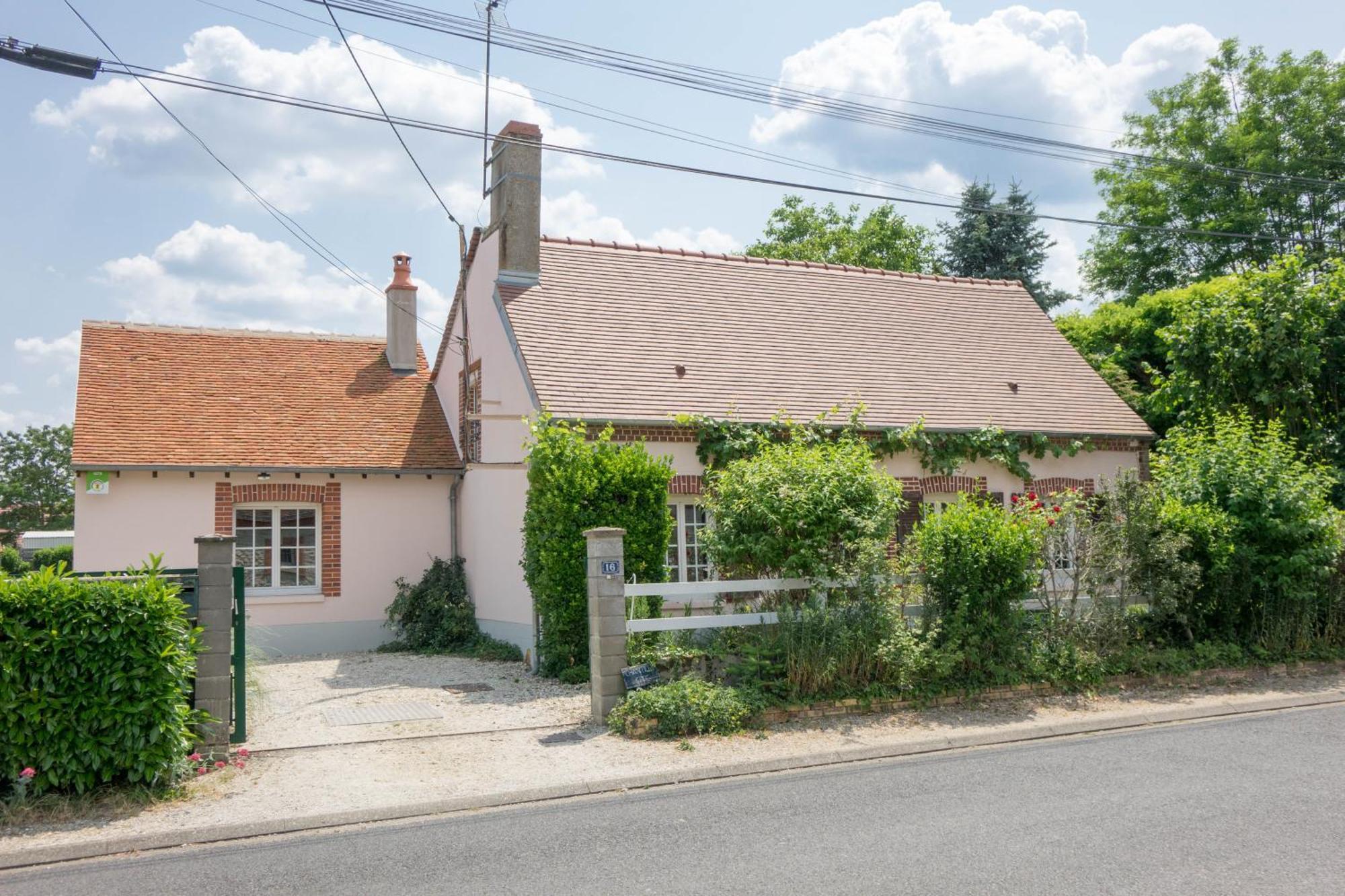 Chantilly ,Petit Dejeuner Et Table D'Hotes Possible Noyers  Exterior foto