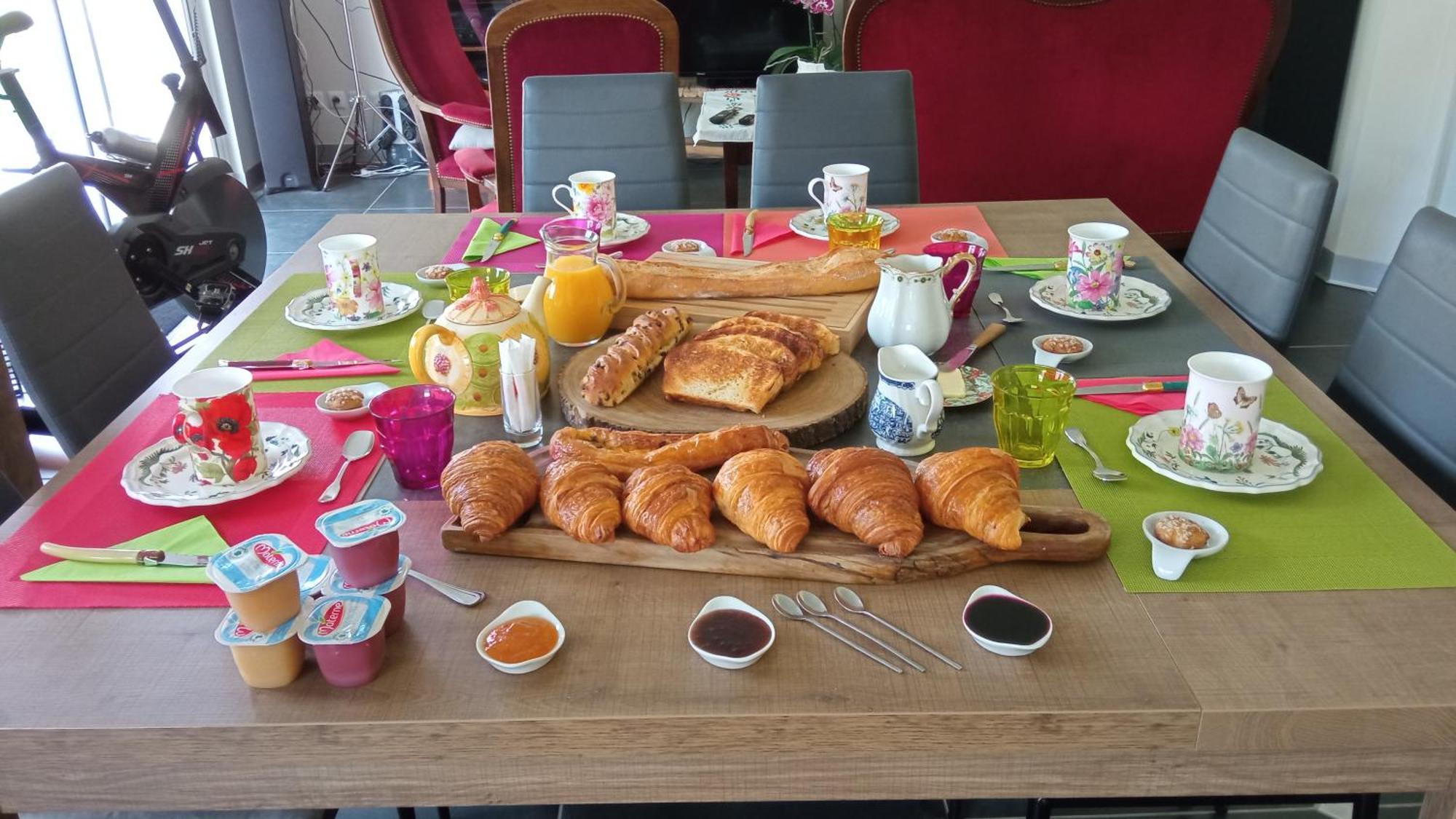 Chantilly ,Petit Dejeuner Et Table D'Hotes Possible Noyers  Exterior foto