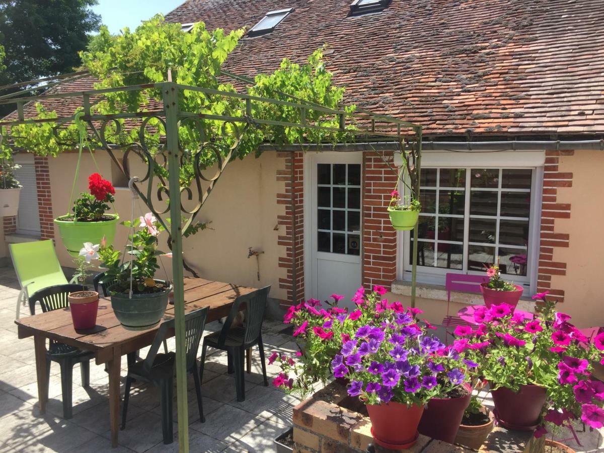 Chantilly ,Petit Dejeuner Et Table D'Hotes Possible Noyers  Exterior foto